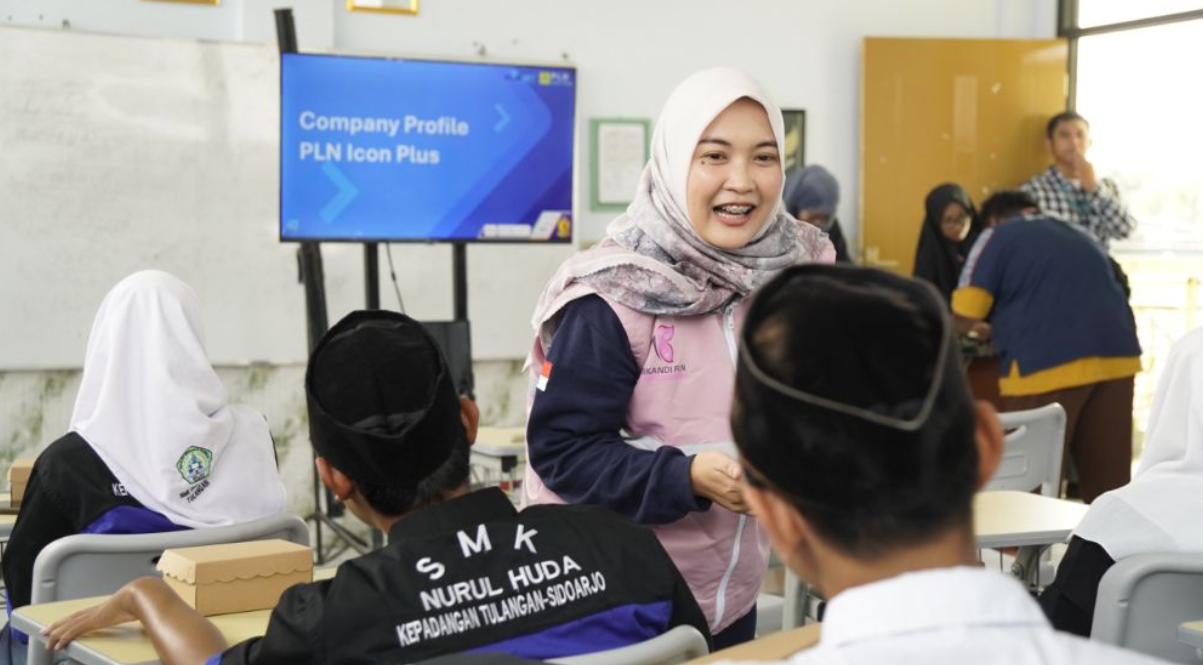 ICONNET & Srikandi PLN Icon Plus Jatim Gelar Aksi Mengajar dan Donasi di SMK Nurul Huda Tulangan